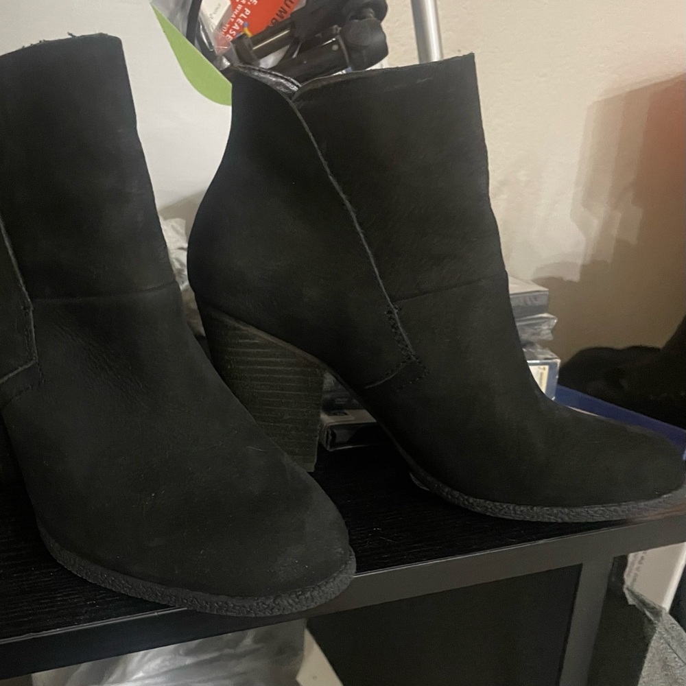 Vince Camuto Black Ankle Booties- Hard to find! Great almost new condition! 6.5 - Picture 2 of 8